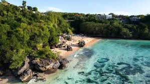 Pantai Padang Padang: Pesona Eksotis di Bawah Tebing Uluwatu